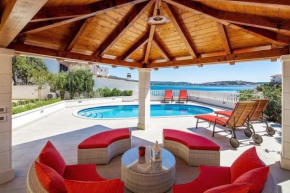 Luxuriöses Ferienhaus mit Pool direkt am Meer